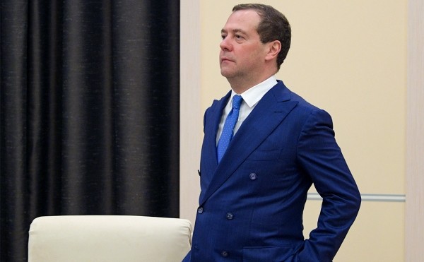 Медведев пригрозил нефтяникам пошлинами в случае роста цен на бензин
