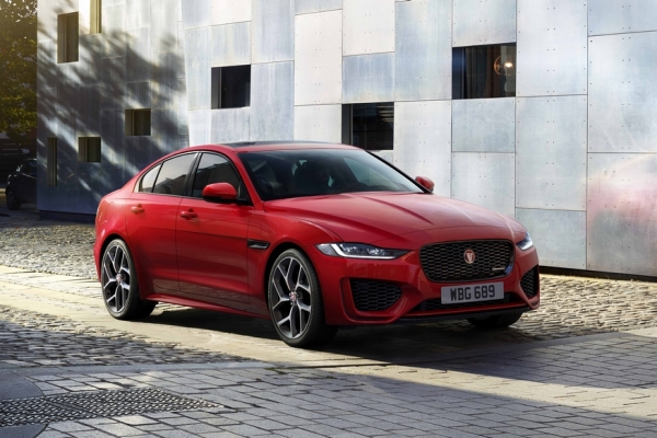 Седан Jaguar XE после рестайлинга лишился «механики» и моторов V6