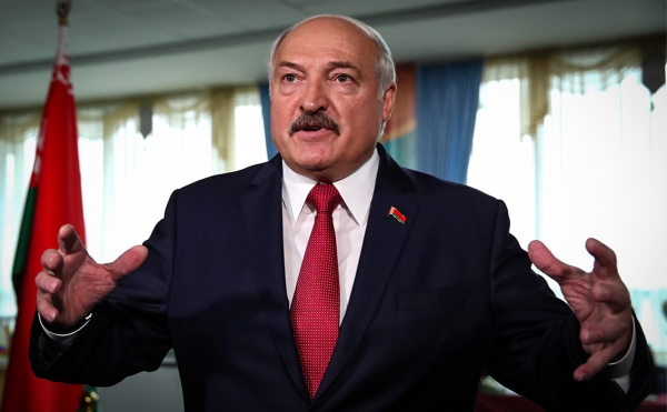 Лукашенко заявил о «жулье» в банках и поручил им шефство над колхозами