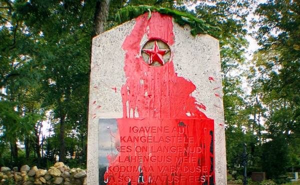 Путин назвал причину атак вандалов на памятники красноармейцам в Европе