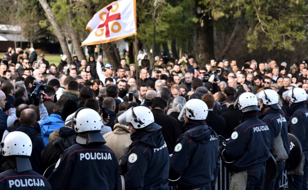 Парламент Черногории принял закон о вероисповедании на фоне протестов