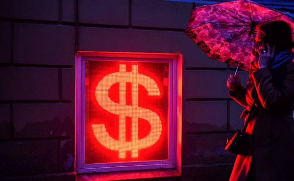 Доллар и евро достигли допустимых для 18 марта пределов на Мосбирже